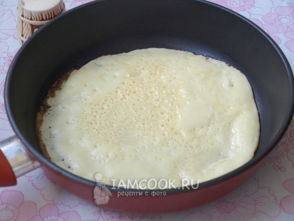 Налить тесто на сковороду