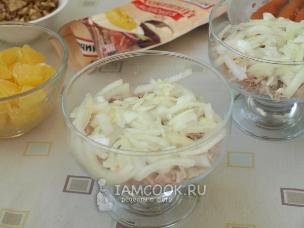 Положить слой лука