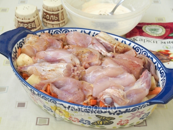 Положить на овощи мясо