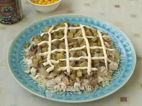 Положить слой огурцов с майонезом