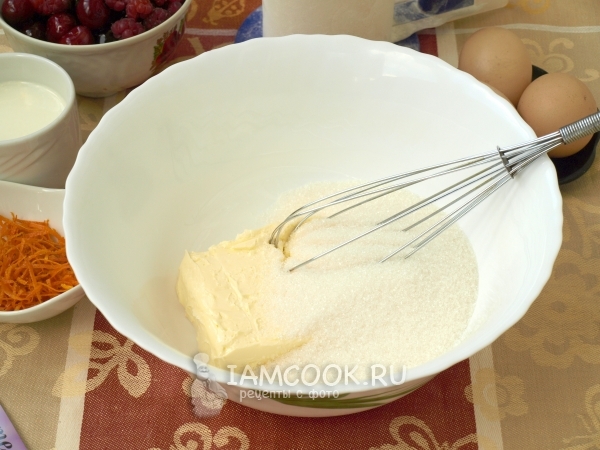 Соединить масло с сахаром