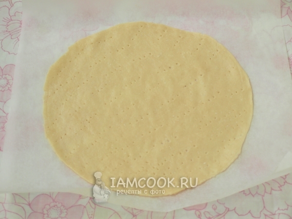 Выложить круг из теста на пергамент