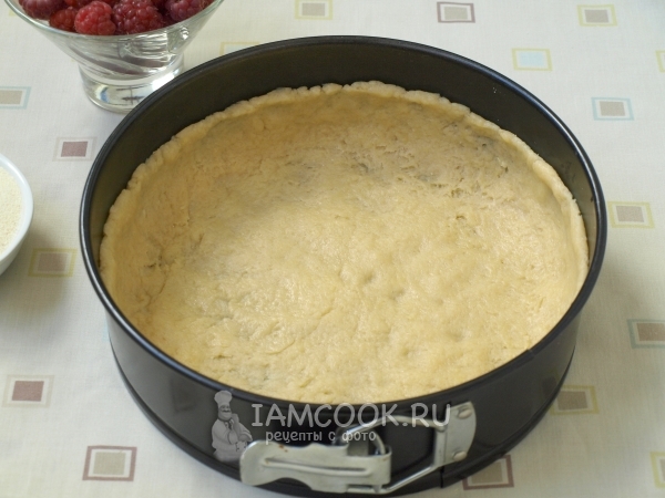 Выложить тесто в форму