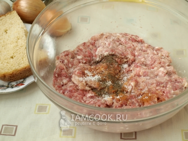 Всыпать в фарш соль и специи