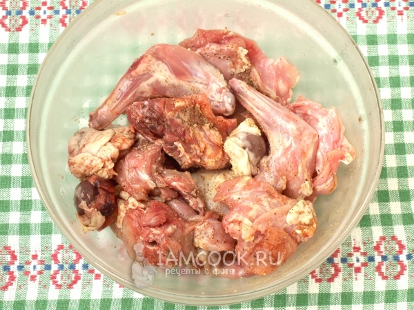 Посолить и поперчить кролика