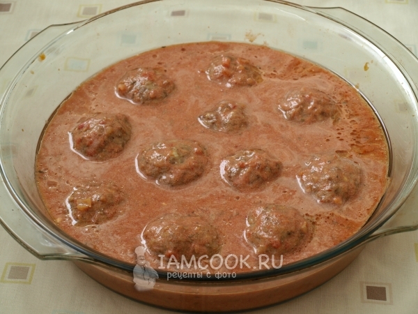 Залить тефтели подливкой