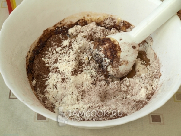 Всыпать какао и муку