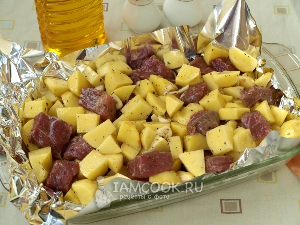 Положить картофель с мясом на фольгу