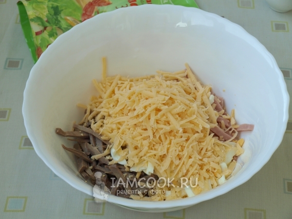 Положить тертый сыр