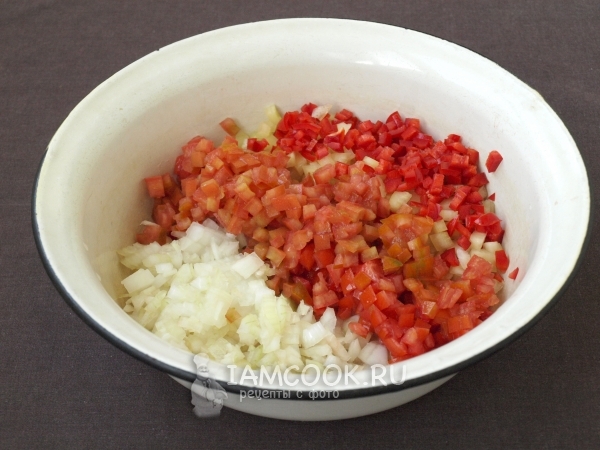 Соединить порезанные овощи