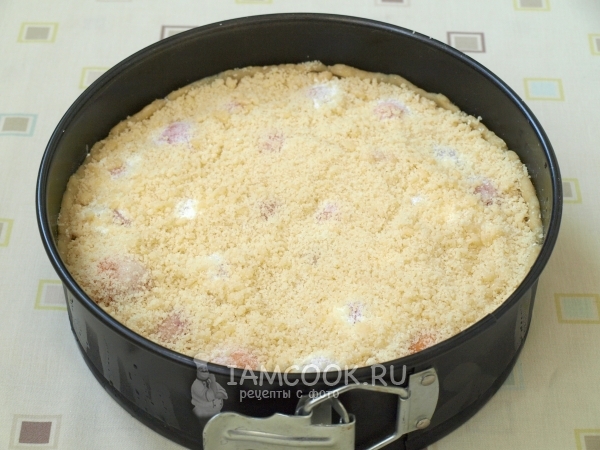 Посыпать мучной крошкой