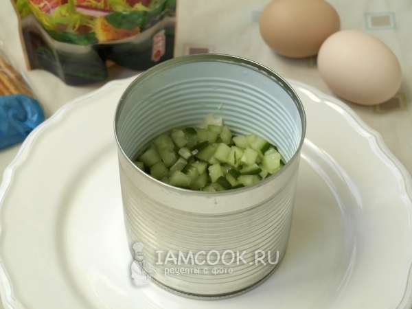 Положить слой огурцов