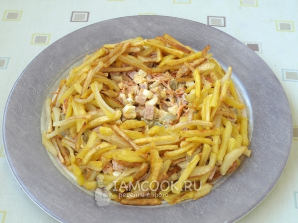 Положить на салат картофель