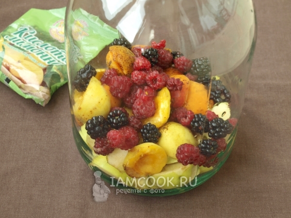 Положить фрукты и ягоды в банку