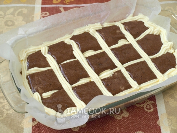 Выложить сеточкой творожную массу