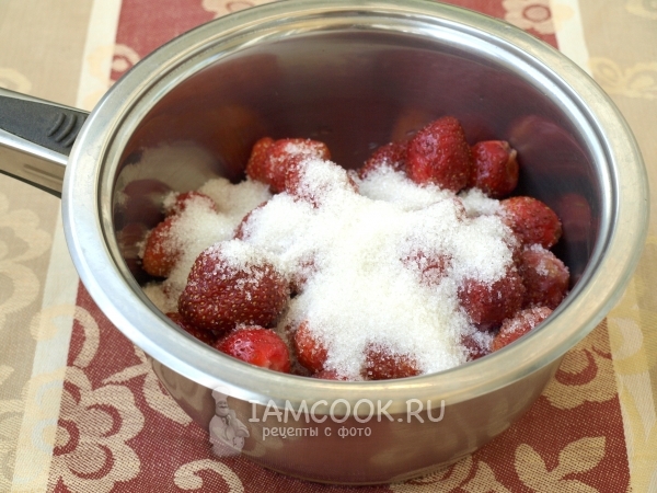 Засыпать клубнику сахаром
