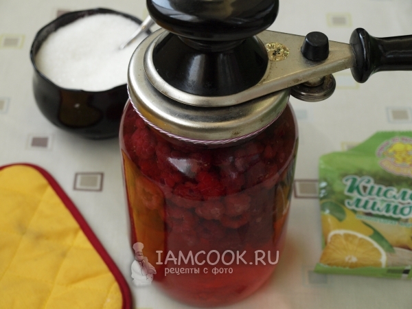 Закатать банку крышкой