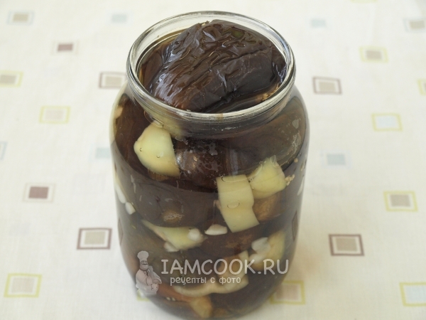 Положить баклажаны с перцем в банку