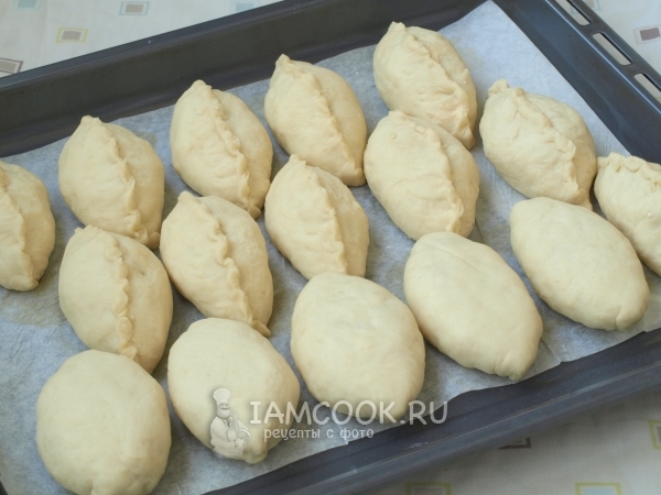 Положить пирожки на противень