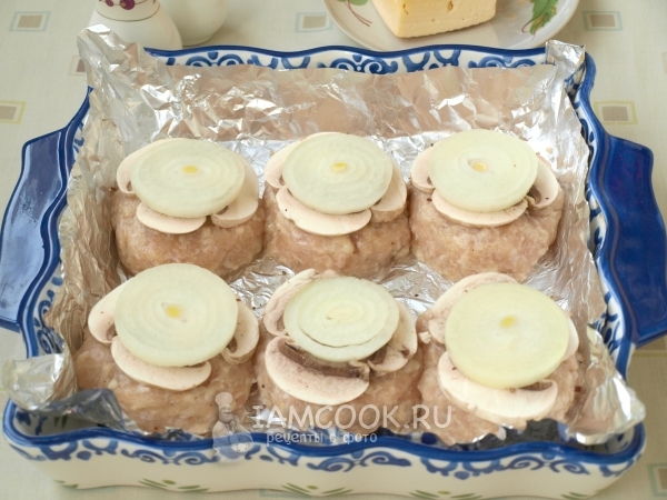 Положить грибы и лук