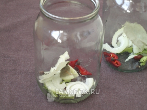 Положить в банки перец, чеснок, специи и лук