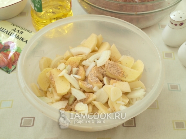 Соединить лук, картошку и специи