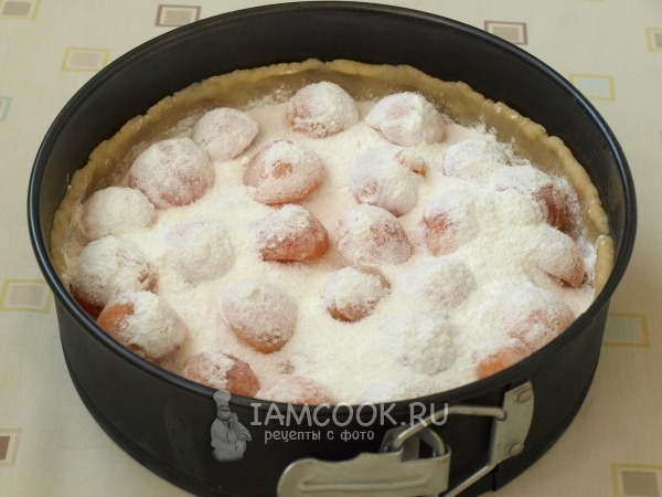 Присыпать абрикосы крахмалом с сахаром