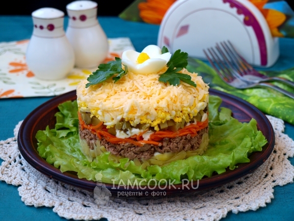 Фото слоёного салата с куриной печенью