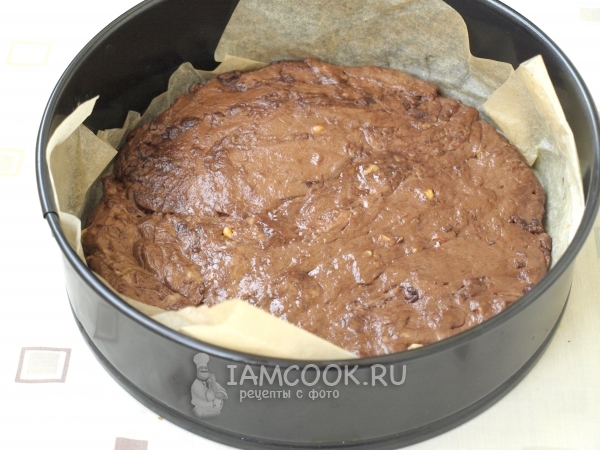 Переложить тесто в форму