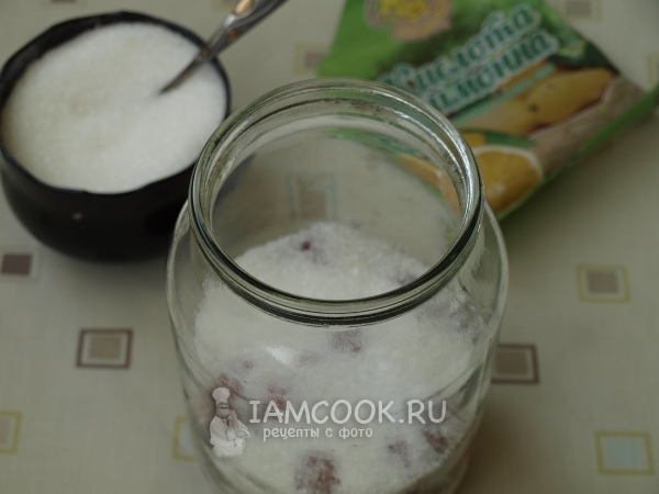 Всыпать сахар и лимонную кислоту