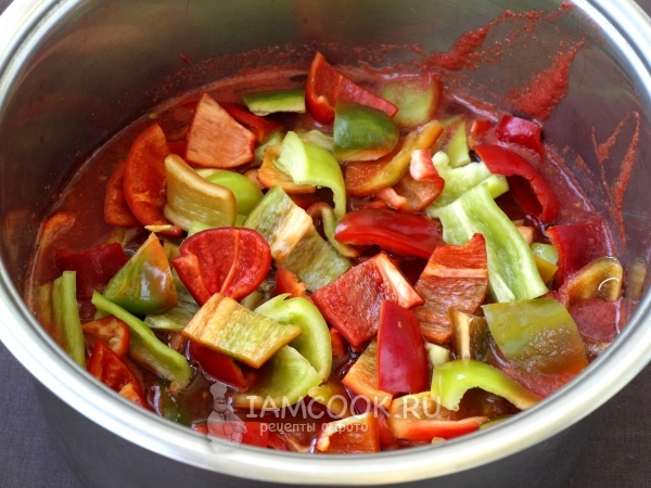Положить в томатное пюре перец