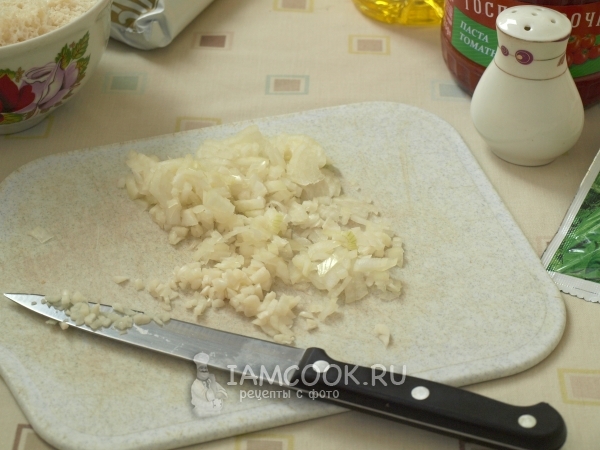 Порезать лук и чеснок