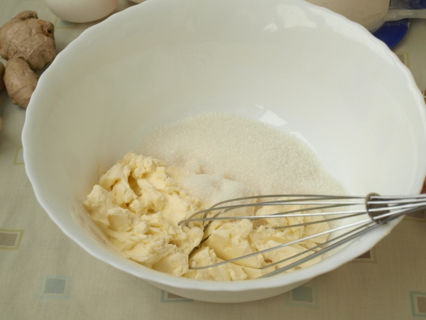 Соединить сахар и масло