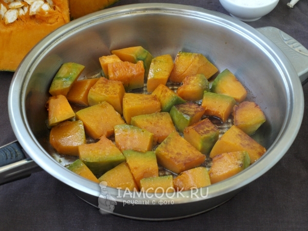 Обжарить тыкву на сковороде