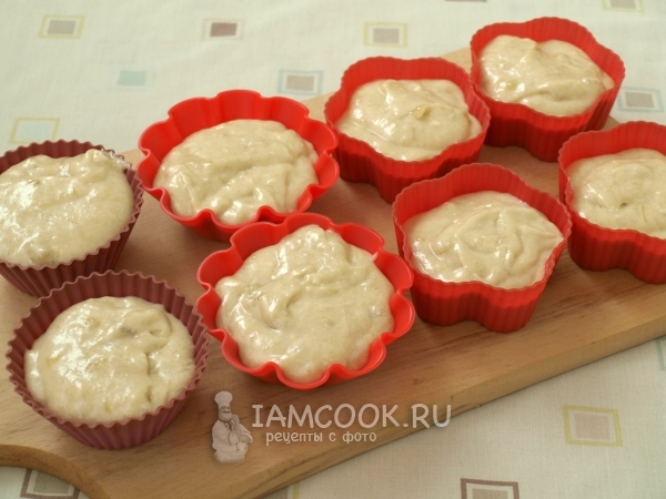 Переложить тесто в формочки