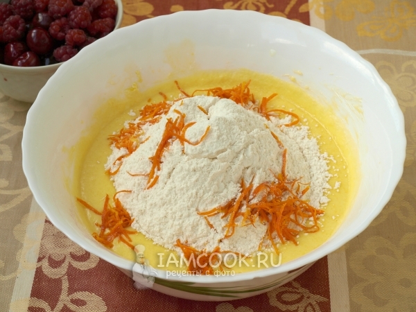 Добавить муку и цедру