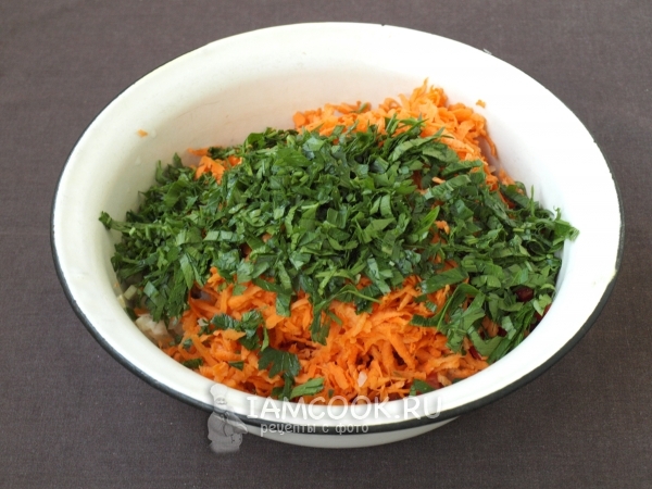 Положить морковь и петрушку