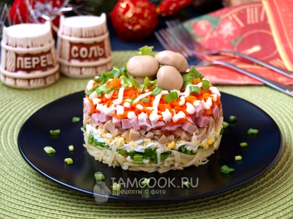 Фото слоёного салата с ветчиной и грибами