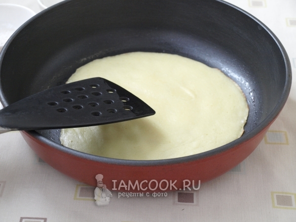 Налить тесто на сковороду