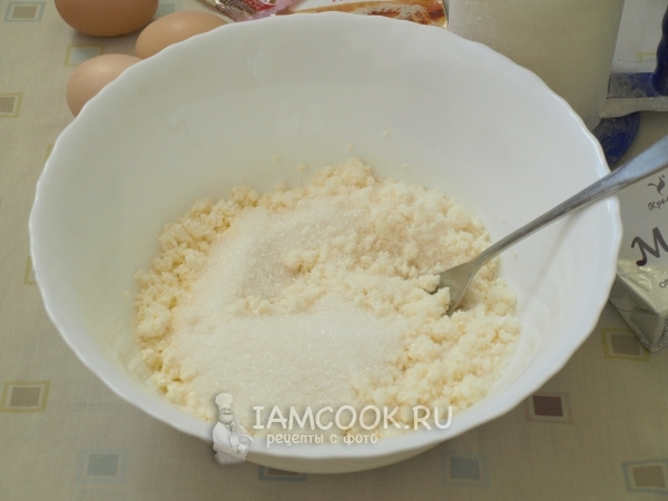 Соединить творог с сахаром