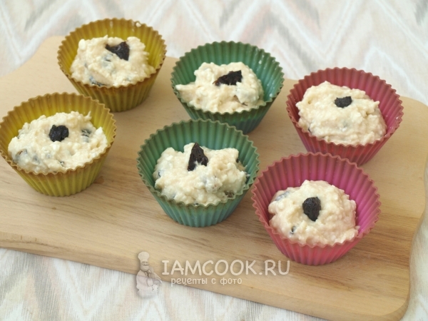 Выложить тесто в формочки