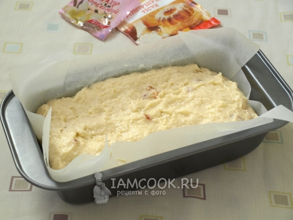 Переложить тесто в форму