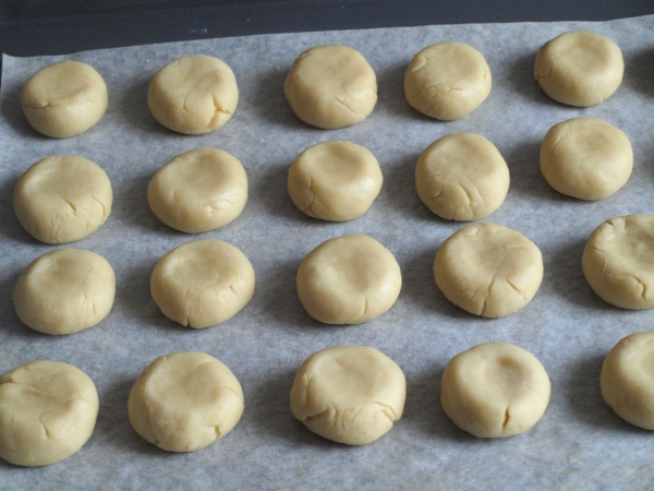 Приплюснуть шарик из теста