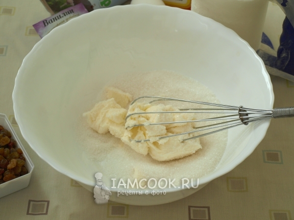 Соединить сахар с маслом