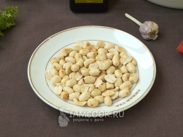 Обжарить орехи