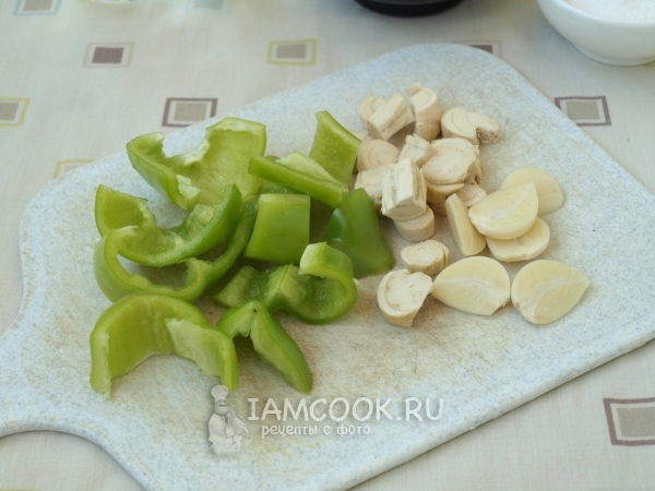 Порезать перец, чеснок и хрен