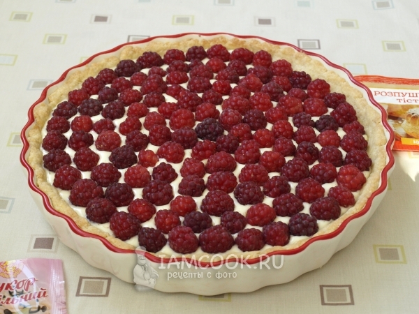 Выложить на творожную массу малину