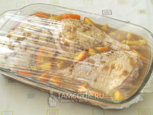 Положить мясо в маринад