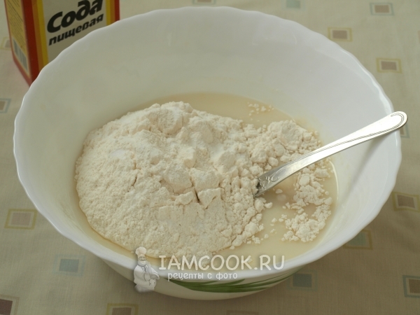 Всыпать муку и соду
