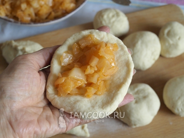 Положить на тесто начинку